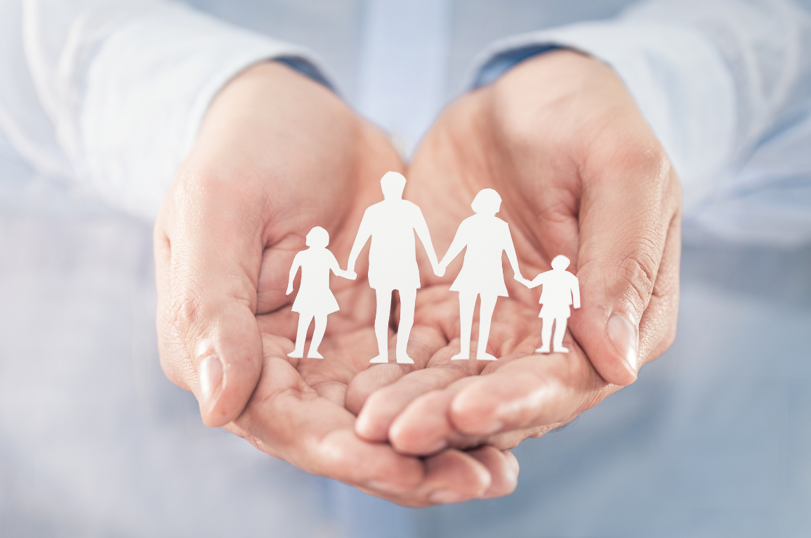 Pflegekraft hält die Hand einer älteren Person – Symbol für einfühlsame Palliativversorgung